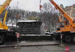 ІСТОРИЧНА МИТЬ! Демонтували радянський танк Нікітіна, який стояв біля залізничного вокзалу у Чернівцях