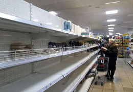 У росіян паніка: змітають продукти з полиць магазинів