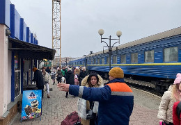 Надіємося, що цей жах скоро закінчиться: до Чернівців прибув потяг із біженцями з Одеси