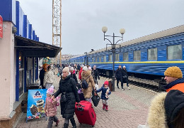 Сьогодні у Чернівцях очікують на два евакуаційні потяги: звідки прибудуть