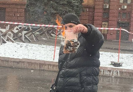 Росіянин спалив свій паспорт на площі Героїв Майдану у Дніпрі. Як це було