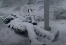 Окупанти РФ прикували ланцюгом свого гранатометника, щоб не втік: він замерз на смерть. Відео 18+