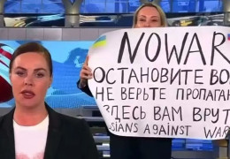 В ефір пропагандистського "Першого каналу" увірвалася активістка із плакатом "Ні війні!". ВІДЕО