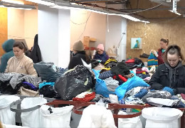 Більш як 100 тонн одягу та взуття за останній тиждень зібрали волонтери для переселенців на Буковині