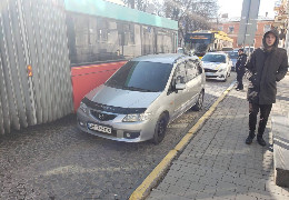 На Соборній площі у Чернівцях припаркували автомобіль, чим  обмежили рух транспорту. Її вилучили, а водію вручили повістку - мер Клічук
