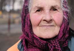 Війна не перешкода: Вероніка Василівна продовжує приводити до ладу вулиці Чернівців не зважаючи ні на що