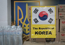 Посольство Республіки Корея передало продуктові набори переселенцям у Чернівцях