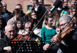 Оркестр заграв біля пам'ятки ЮНЕСКО. У Чернівцях закликали закрити небо над Україною