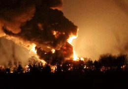 Ракетний удар по військовій частині та аеропорту у Дніпрі: руйнування масштабні. Рятувальники розбирають завали та шукають людей