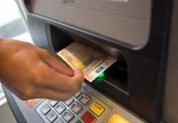 Банки не рекомендують подорожувати із готівковою валютою. За кордоном можна розрахуватись будь-якими картками