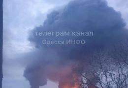 В Одесі пролунали вибухи. Очевидці повідомляють про вогонь та чорний дим
