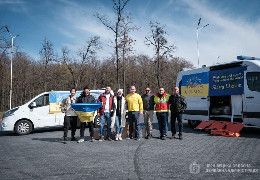 Благодійна організація «Bird of Light Ukraine» закупила для потреб українців 6 карет швидкої медичної допомоги. Дві з них уже доправили до Чернівців