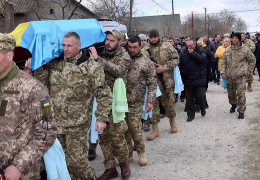 «Люди ставали на коліна»: на прощання з Героєм Василем Морозом на Буковині прийшли сотні людей