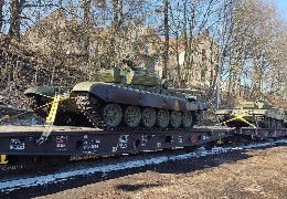 НАТО відправила в Україну першу партію танків: опубліковані фото важкої бронетехніки