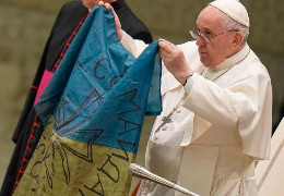 Папа Римський засудив звірства орків, поцілувавши український прапор