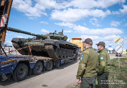 На Буковину привезли рашистський танк. Його вийшов стрічати Осачук