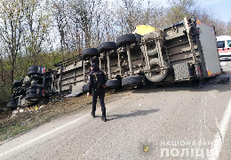 На трасі «Чернівці–Житомир» біля Хотина зіткнулися вантажівка із мікроавтобусом. Двоє загиблих