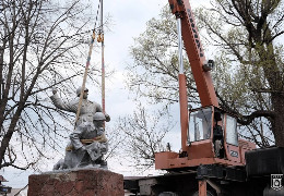 У Садгорі сьогодні позбулися сьогодні ще одного радянського пам’ятника