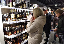На Буковині відсьогодні дозволили продавати алкоголь: у магазинах черги