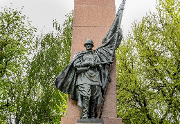 Чернівчани пропонують міській раді, що розмістити на Соборній площі замість монумента радянському солдату