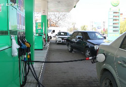 У Чернівецькій області різкий дефіцит пального: чому так трапилось і чому не все так просто. Осачук просить не їздити приватним транспортом без потреби