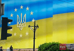 Привіт Осачуку! На Центральній площі Чернівців новий банер, який символізує наш національний стяг, покрився темними плямами