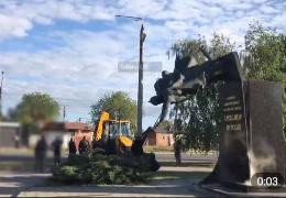 Пам'ятник Невському у Харкові зробив сальто під час демонтажу