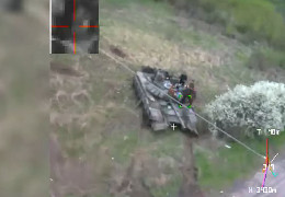 ССО вперше показали удар дрона-камікадзе Switchblade по танку армії Росії та "окупантах, що випивають на броні"