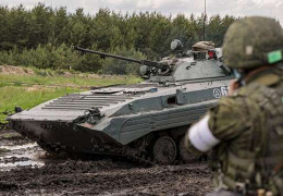 Москва стягує військову техніку до кордону з Україною у Курській області