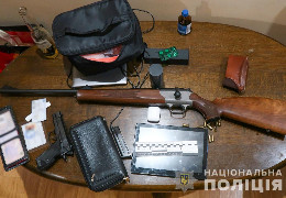 Поліцейські вилучили у чернівчанина пістолет і карабін, які він зберігав удома