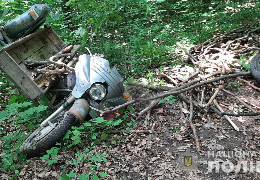 На Буковині у лісі знайшли мертвого чоловіка придавленого мотоциклом