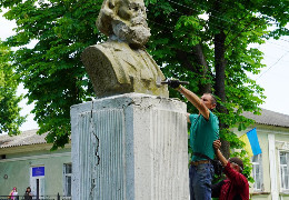 У Хотині знесли радянський пам'ятник Карлу Марксу. Дивно, що він досі там стояв...
