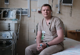 Історія лікаря-хірурга з Херсона, який два місяці працював під російською окупацією і тепер робить операції у Чернівцях