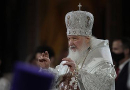 Божий знак: Патріарх Кирило впав під час освячення храму