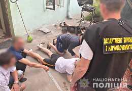 На Буковині припинили діяльність потужного злочинного наркоугруповання: вилучено наркоречовини та автомобілі злочинців