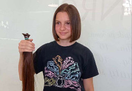Юна чернівчанка продала волосся, щоб допомогти військовим ЗСУ
