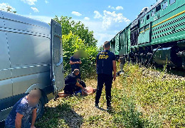 На Буковині поліцейські припинили діяльність злочинного угруповання, яке займалось крадіжками пального з локомотивів