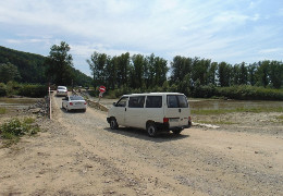 Прірва замість мосту - ще одне "досягнення" команди Осачука: що відбувається в селі Глиниця на Буковині