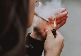 З 11 липня 2022 року в Україні заборонено будь-яке куріння в громадських місцях. Обіцяють штрафувати