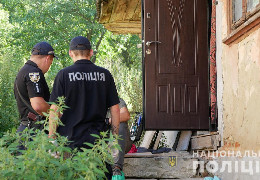 Чернівецькі поліцейські затримали жінку за вбивство ножем співмешканця