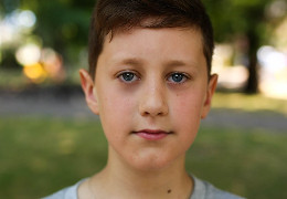 11-річний переселенець у Чернівцях зібрав 50 тисяч гривень на реабілітацію солдату, який втратив ногу у бою