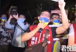 Ненсі Пелосі таки прибула на Тайвань і виступила з промовою! Її зустріли люди у синьо-жовтих масках та українською символікою