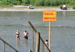 Чернівчанам не рекомендують купатися у Пруті: вода не відповідає бактеріологічним показникам