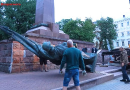 Кінець епохи: На Соборній площі Чернівців за годину демонтували з постаменту пам‘ятник червоноармійцю