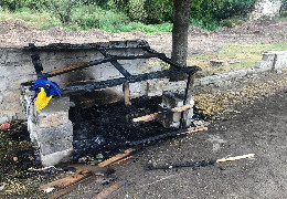 На Сокирянщині патріоти шукають зловмисників, які у Ломачинцях спалили іпровізований дитячий блокпост з державним стягом