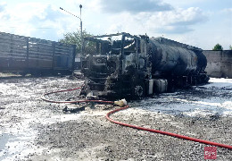 Наслідки пожежі біля АЗС у Чернівцях: згоріли бензовоз і три цистерни, пошкоджено приміщення, травмована людина
