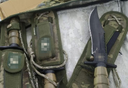 Завозив бойові ножі під виглядом гуманітарної допомоги: СБУ оголосила чернівчанину про підозру