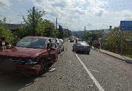 Як у бойовику: У Делятині на Івано-Франківщині водій Мерседесу розбив сім авто