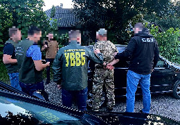 Буковинського прикордонника затримали на €1050 євро неправомірної вигоди за сприяння у контрабанді цигарок