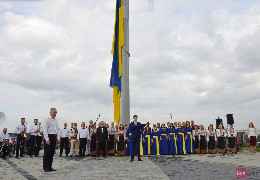 Свято в час війни: у Чернівцях відзначали День Державного Прапора біля багатостраждального флагштоку (фоторепортаж)